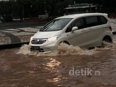 Bundaran HI Masih Banjir