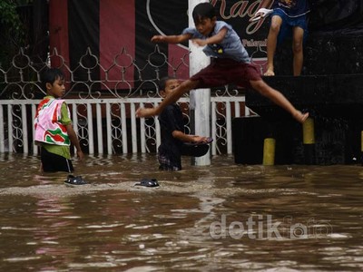 Lokasi Banjir Jadi Tempat Rekreasi Dadakan