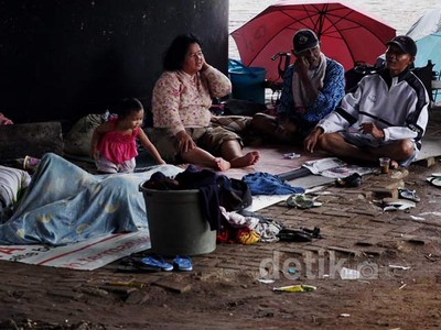 Warga Pedongkelan Mengungsi di Kolong Jembatan