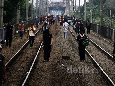 KRL Sampai Manggarai, Penumpang pun Jalan Kaki