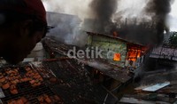Tak diketahui penyebabnya, tiba-tiba asap hitam muncul di tengah rumah-rumah semi permanen tersebut. Kemudian api tampak berkobar.