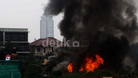 Warga yang mengungsi di lapangan tak jauh dari lokasi, tampak kaget dengan situasi itu. Pasalnya, saat ini permukiman masih digenangi air setinggi dada orang dewasa.