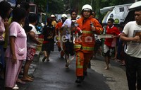Petugas pemadam kebakaran tiba di lokasi dan langsung bergerak pemadamkan api.
