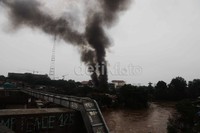 Permukiman tersebut berada di tepi Sungai Ciliwung. Air Sungai Ciliwung meluap dan menggenangi permukiman padat penduduk tersebut.