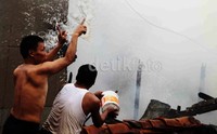 Warga turut membantu proses pemadaman.