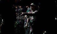 Ratusan personel TNI dari Kostrad dan Marinir berjibaku menutup tanggul yang jebol di Latuharhary.