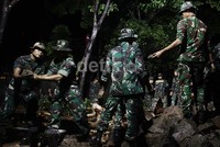 Mereka terus bekerja meski hujan kerap menguyur.