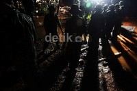     Mereka mengerjakan penutupan tanggul tersebut pada Kamis (17/13) malam hingga Jumat (18/13) pagi.