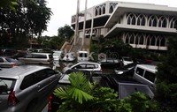 Banjir merendam belasan mobil yang terparkir.