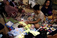 Mereka tidur dengan beralaskan kardus dan tikar.