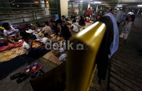 Mereka terpaksa mengungsi karena banjir tak kunjung surut.