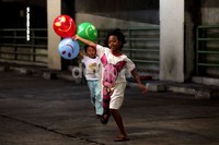 Dua orang anak bermain balon untuk menghilangkan bosan.