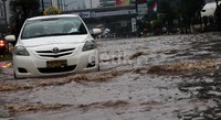 Tidak ada pilihan lain, kendaraan roda dua dan roda empat pun nekat menerobor banjir. Gusmun/detikcom.