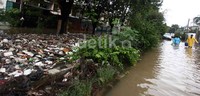 Sampah menumpuk di kali perumahan Taman Kosmos, Jakarta Barat.