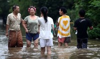 Akibatnya perumahan tersebut banjir sepinggang.