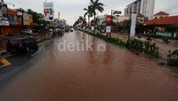 Banjir masih menggenagi kawsan Kelapa Gading.