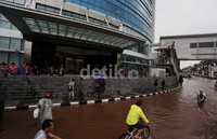 Aktifitas di perkantoran dan pusat perbelanjaan pun masih belum normal.