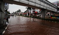Pengendara baik motor maupun mobil, kesulitan untuk menembus genangan air.