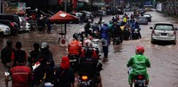 Sepeda motor pun banyak yang mogok karena nekat menerobos banjir.