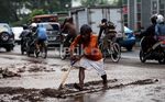 Lumpur Sisa Banjir Dibersihkan