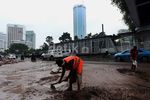 Lumpur Sisa Banjir Dibersihkan
