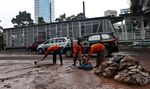 Lumpur Sisa Banjir Dibersihkan