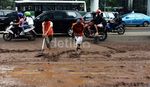 Lumpur Sisa Banjir Dibersihkan