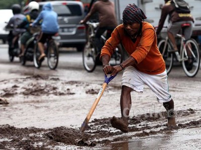 Lumpur Sisa Banjir Dibersihkan