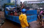 Naik Perahu di Lautan Jl MH Thamrin