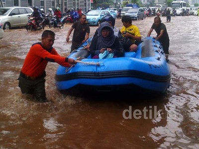 Naik Perahu di Lautan Jl MH Thamrin