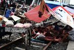 Kebanjiran, Warga Pesing Mengungsi di Rel