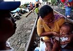 Kebanjiran, Warga Pesing Mengungsi di Rel