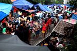 Kebanjiran, Warga Pesing Mengungsi di Rel