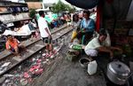 Kebanjiran, Warga Pesing Mengungsi di Rel