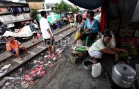 Mereka terpaksa mengungsi karena banjir tak kunjung surut.