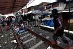 Kebanjiran, Warga Pesing Mengungsi di Rel