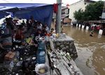 Kebanjiran, Warga Pesing Mengungsi di Rel