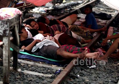 Kebanjiran, Warga Pesing Mengungsi di Rel