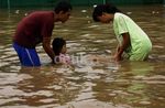 Lokasi Banjir Jadi Tempat Rekreasi Dadakan