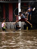 Lokasi Banjir Jadi Tempat Rekreasi Dadakan