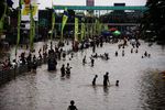 Lokasi Banjir Jadi Tempat Rekreasi Dadakan