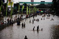 Ratusan orang asyik berenang bahkan foto-foto seakan-akan sedang berekreasi di Ancol. Ramses/detikFoto.