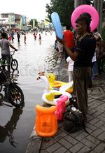 Lokasi Banjir Jadi Tempat Rekreasi Dadakan
