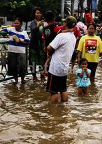Lokasi Banjir Jadi Tempat Rekreasi Dadakan