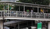 Motor ini diparkir di sepanjang JPO.