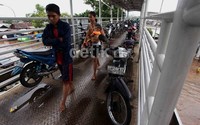 Motor ini diparkir di kedia sisi jembatan.