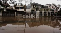 Perumahan elit Pulomas Barat, Jakarta Timur, Jumat (18/13), masih terendam banjir.