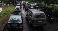 Ratusan mobil masih diparkir di Jalan Pulomas Raya, Jakarta Timur, sejak Kamis (17/01) siang.