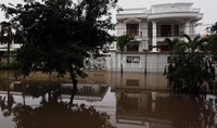 Pemilik kendaraan tak bisa masuk kawasan rumah mewah yang terletak di kanan dan kiri jalan tersebut, akibat banjir.