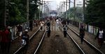 KRL Sampai Manggarai, Penumpang pun Jalan Kaki